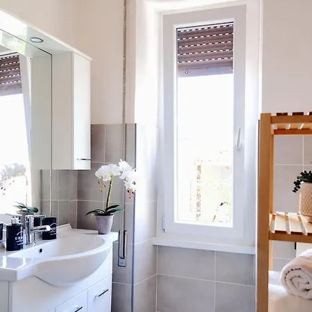 Casa Cornelia Station *